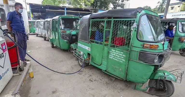 সিএনজি ফিলিং স্টেশন