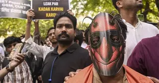 প্রশ্নফাঁসকাণ্ডে ভারতের শিক্ষামন্ত্রীর পদত্যাগের দাবিতে অনড় ককরোচ জনতা পার্টি