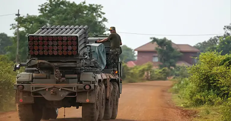 রকেট লঞ্চারের ওপর অবস্থান নেয়া এক কম্বোডীয় সেনা