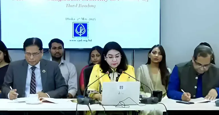 সিপিডির সংবাদ সম্মেলনে কথা বলছেন নির্বাহী পরিচালক ড. ফাহমিদা খাতুন