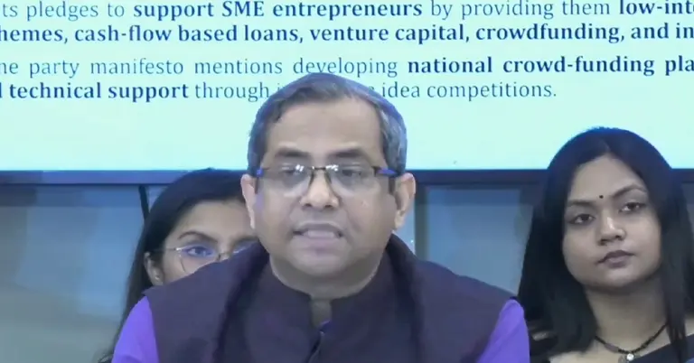 কথা বলছেন সিপিডির কর্মকর্তা