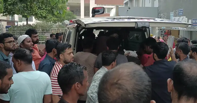 নিহত তরুণীর মরদেহ অ্যাম্বুলেন্সে নিয়ে আসা হয়েছে