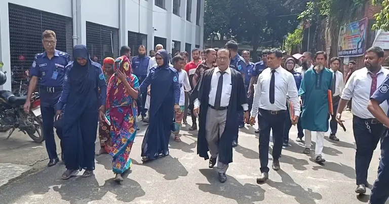 আদালত থেকে নেয়া হচ্ছে আসামিদেরকে