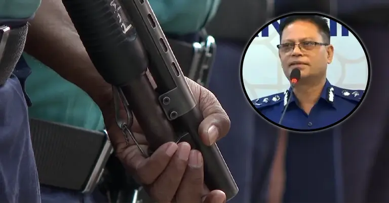 পুলিশের হাতে রাইফেল ও আইজিপি