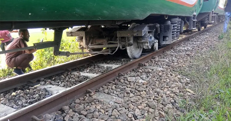 নাঙ্গলকোটে মহানগর এক্সপ্রেস লাইনচ্যুত