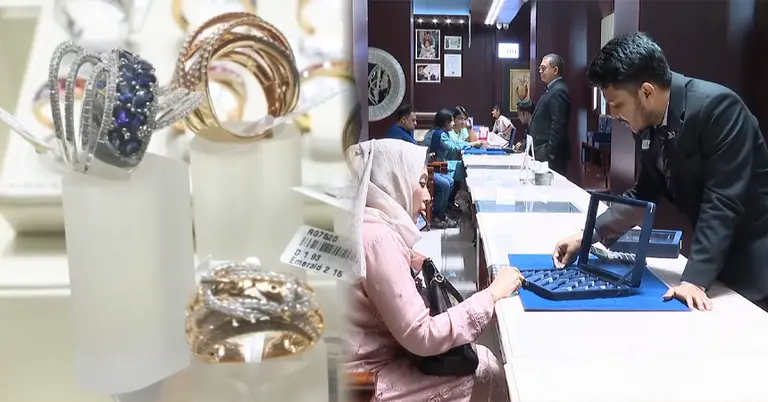 ডায়মন্ড কিনছেন ক্রেতা