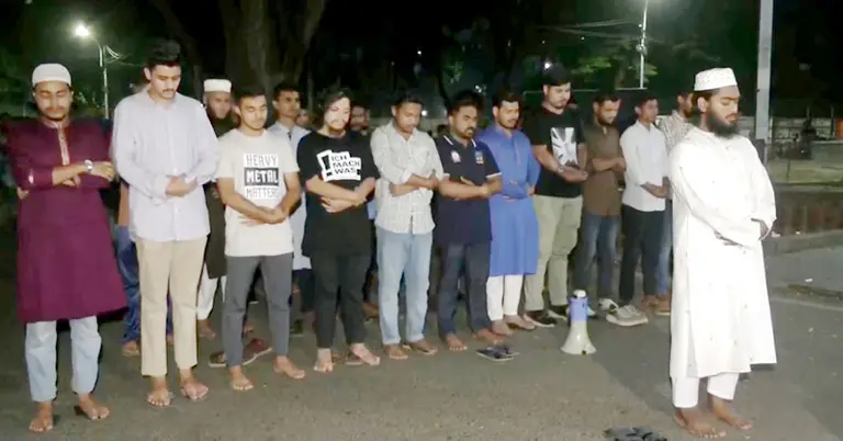 ভিসি চত্বরে পারভেজের গায়েবানা জানাজা ও বিক্ষোভ মিছিল করেন শিক্ষার্থীরা