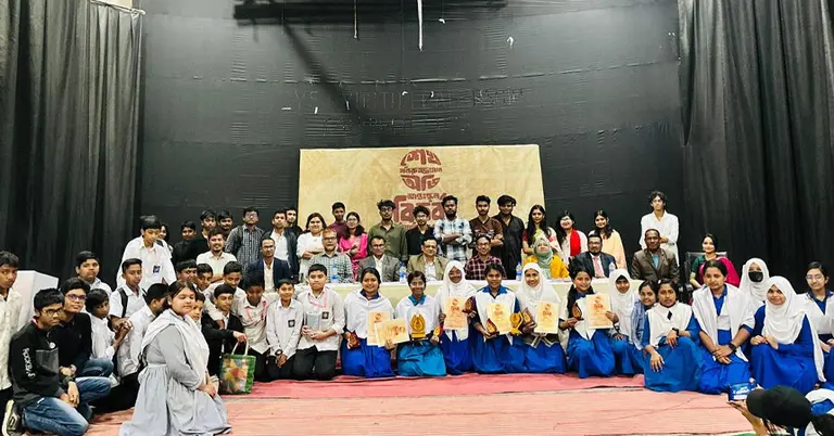 অতিথিদের সঙ্গে বিতর্কে অংশগ্রহণ করা শিক্ষার্থীরা