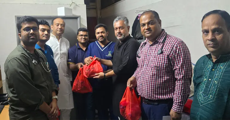 ঈদে কর্মরত চিকিৎসকদের সম্মাননা