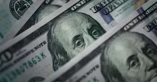 নীতিগত অস্থিরতায় নিম্নমুখী ডলারের বিনিময় হার, বিশ্ব বাজারে প্রভাব