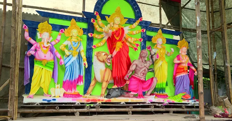 সাজানো হচ্ছে পূজা মণ্ডপ