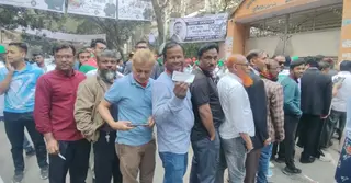 সারা দেশে উৎসবমুখর পরিবেশে ভোট দিচ্ছেন ভোটাররা