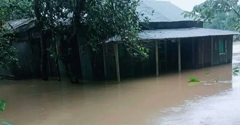 পানিবন্দি হয়ে পড়েছে মানুষ