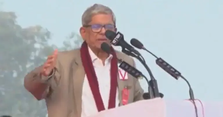 তারেক রহমানের সমাবর্তনস্থলে বক্তব্য রাখছেন মির্জা ফখরুল