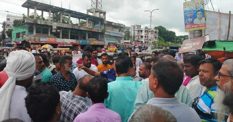 ফরিদপুরে  দুই পক্ষের ধস্তাধস্তিতে পুলিশ এসে পরিস্থিতি নিয়ন্ত্রণে করে