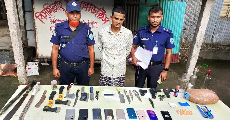 যৌথবাহিনীর অভিযানে অস্ত্র-গাঁজাসহ আটক ফরহাদ ইসলাম