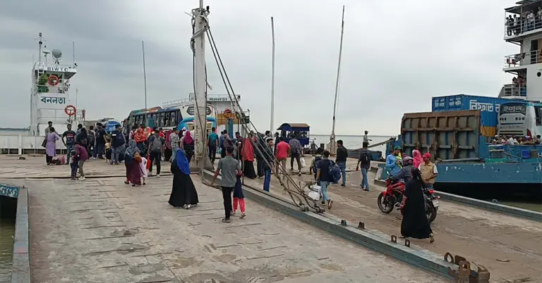 পাটুরিয়া-দৌলতদিয়া নৌরুটে স্বাভাবিক হলো ফেরি-লঞ্চ চলাচল