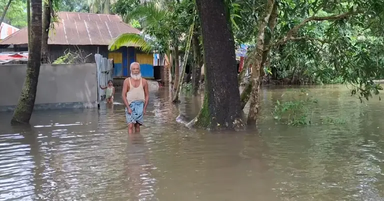 বন্যার পানিতে এখনো পানিবন্দী হয়ে আছেন মানুষ