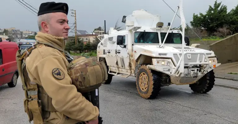 দক্ষিণ লেবাননের কালায়ায় একটি ইউনিফিল গাড়ি ও লেবানিজ সৈনিক