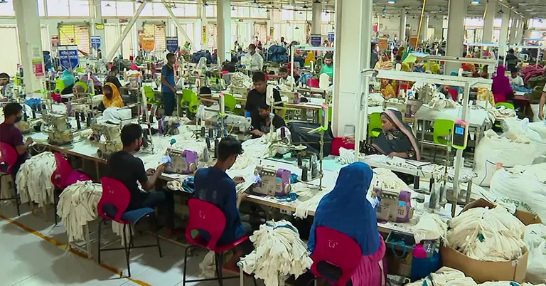 গার্মেন্টেসে কাজ করছে কর্মীরা