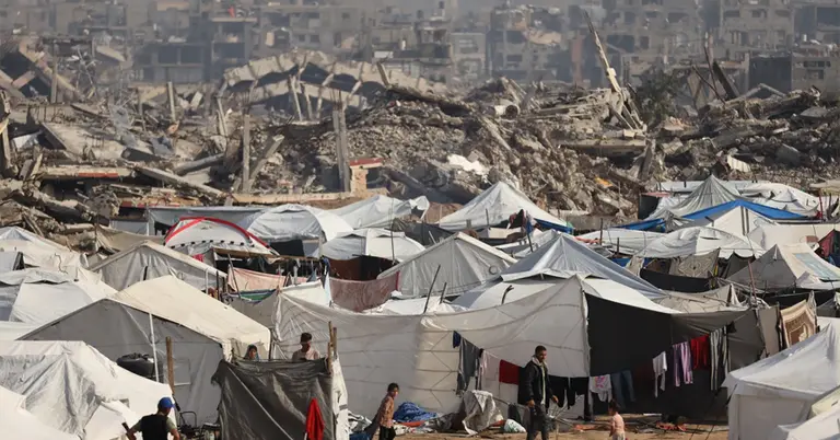 তাঁবু টেনে বসবাস করছে গাজাবাসী