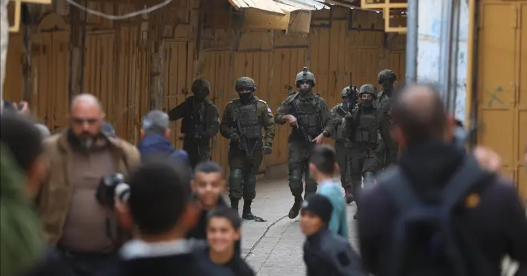 দক্ষিণ পশ্চিম তীরের হেবরনে অভিযানের সময় ইসরায়েলি সেনারা