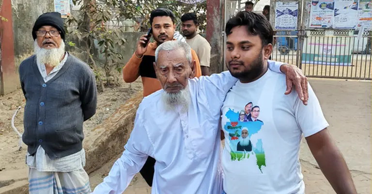 ভোট দিলেন ১১০ বছর বয়সী হাফিজুর রহমান
