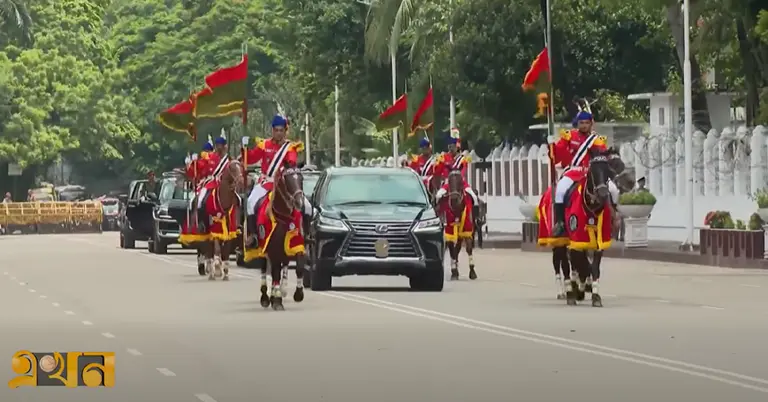 ভারপ্রাপ্ত রাষ্ট্রপতিকে গার্ড অব অনার দেয়া হচ্ছে