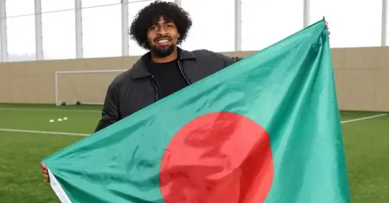 বাংলাদেশের পতাকা হাতে হামজা চৌধুরীর ছবি