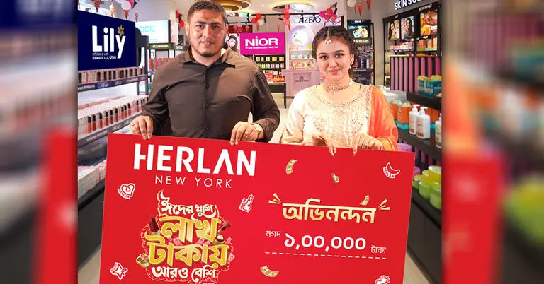 পুরস্কার তুলে দেন ক্রিয়েটর রুকাইয়া জাহান চমক