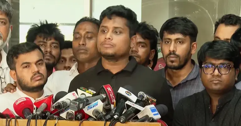 সংবাদ সম্মেলনে কথা বলছেন হাসনাত আব্দুল্লাহ
