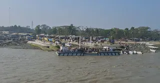 বৈরী আবহাওয়ায় হাতিয়ার সঙ্গে সারা দেশের নৌ চলাচল বন্ধ