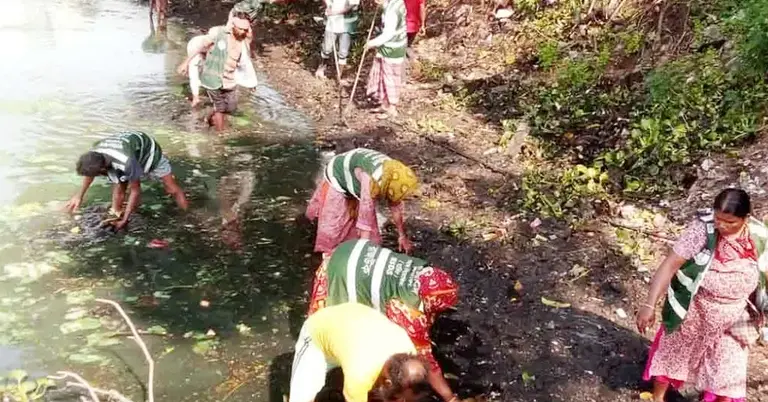 হাতিরঝিল লেক পরিষ্কার করছে