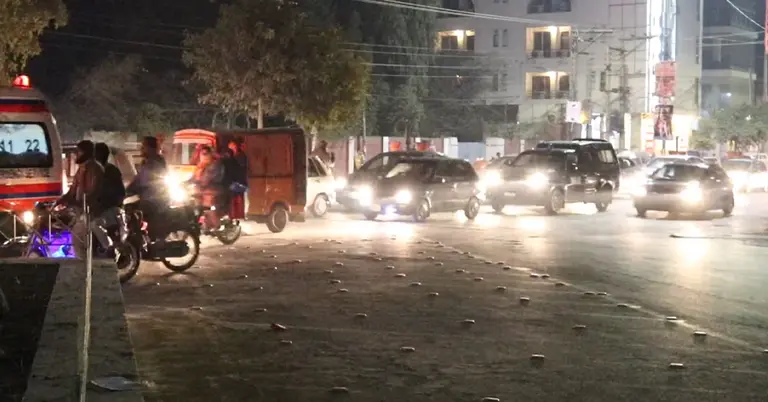 রাতে সড়কে যানবাহন চলাচল করছে