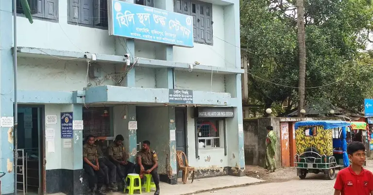 ভারতীয় সার্ভার জটিলতায় হিলি স্থলবন্দরে ট্রাক প্রবেশ বন্ধ; বিপাকে ব্যবসায়ী ও শ্রমিকরা