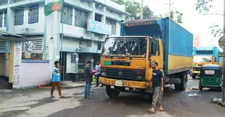 ছুটির দিনেও সচল হিলি স্থলবন্দর