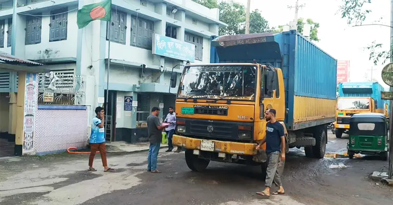 হিলি স্থলবন্দরের পণ্য পরীক্ষণ