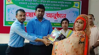 হিলিতে কৃষকদের মাঝে বিনামূল্যে পেঁয়াজ বীজ ও সার বিতরণ