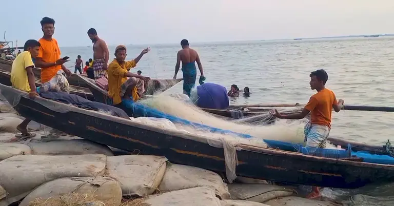 মধ্যরাত থেকে শেষ হচ্ছে সমুদ্রে মাছ ধরার ৫৮ দিনের নিষেধাজ্ঞা