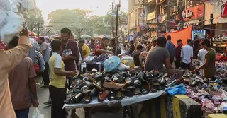 রাজধানীর ফুটপাত হকারদের দখলে—সিন্ডিকেটে হুমকিতে বৈধ ব্যবসা