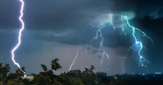 বজ্রমেঘ চেনার সহজ উপায়: বজ্রপাত থেকে বাঁচতে কখন নিরাপদ আশ্রয়ে যাবেন?