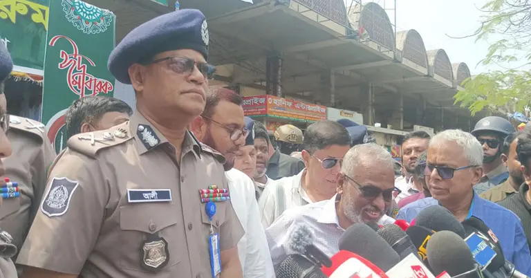 রাজধানীর গাবতলী বাস টার্মিনাল পরিদর্শন শেষে সাংবাদিকদের সঙ্গে আইজিপি