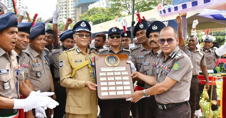 পুরস্কার দিচ্ছেন আইজিপি