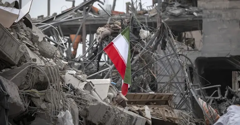 ধ্বংসস্তুপ মাঝে ইরানের পতাকা
