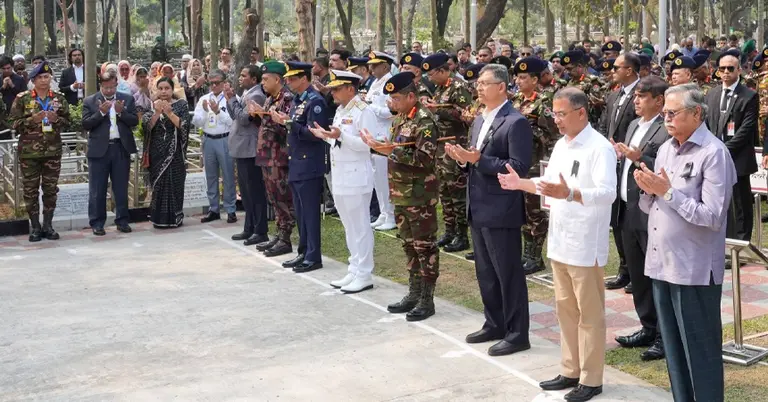 শহিদদের জন্য দোয়া করেন রাষ্ট্রপতি, প্রধানমন্ত্রী ও স্বরাষ্ট্রমন্ত্রীসহ তিন বাহিনীর প্রধান