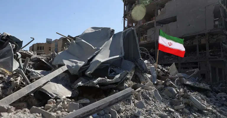 তেহরানে ইসরায়েল ও মার্কিন হামলার পর ধ্বংসাবশেষ ওপর ইরানের জাতীয় পতাকা উড়ছে