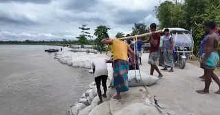 ভাঙন এলাকা থেকেই বালু তুলে চলছে ভাঙন রোধ