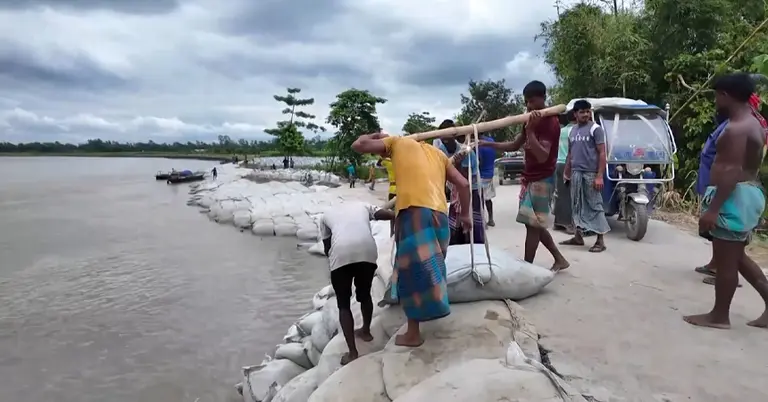 নদী তীরে ফেলা হচ্ছে জিওব্যাগ
