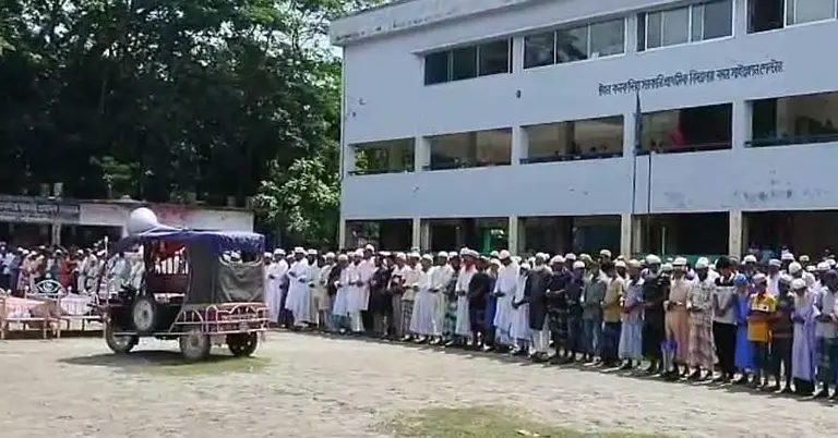 জানাজা অনুষ্ঠিত হচ্ছে