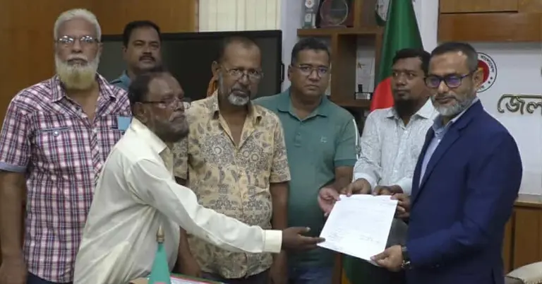 জেলা প্রশাসকের কাছে স্মারকলিপি দিয়েছেন ক্ষতিগ্রস্ত জমি মালিকরা